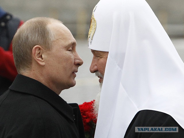 Папа Франциск в Чистый четверг обмыл ноги беженцам
