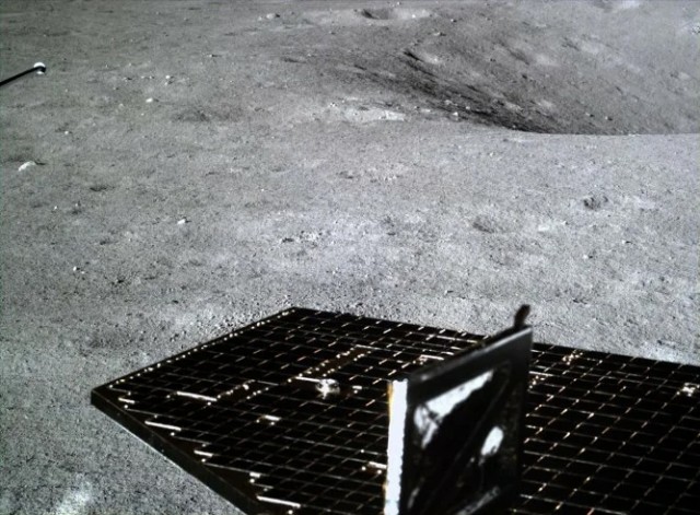 Китай опубликовал фотографии с Луны, сделанные Юйту-2