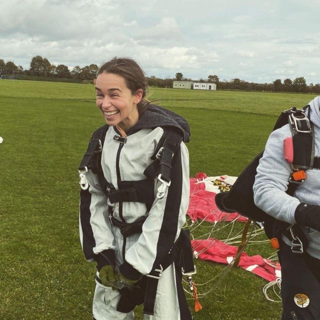 Эмилия Кларк недавно отмечала свой день рождения и ей предложили осуществить её давнюю мечту — прыжок с парашютом!