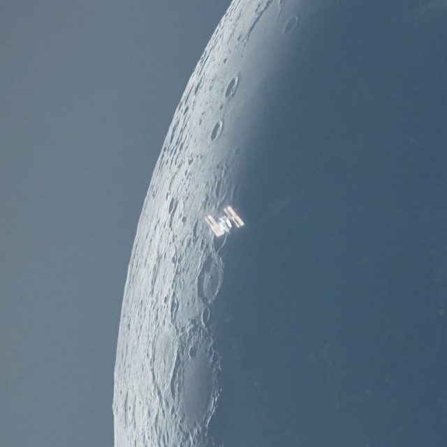 МКС на фоне Солнца и Луны,чтобы сделать такой кадр фотографу потребовались сразу две камеры для телескопов и специальные фильтры