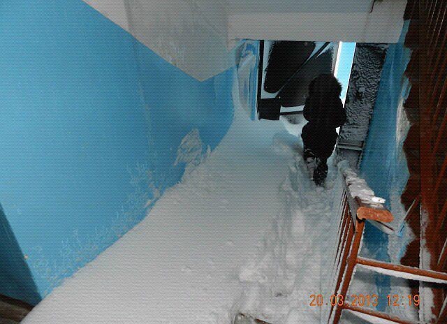 Просто ночью кто-то забыл закрыть дверь