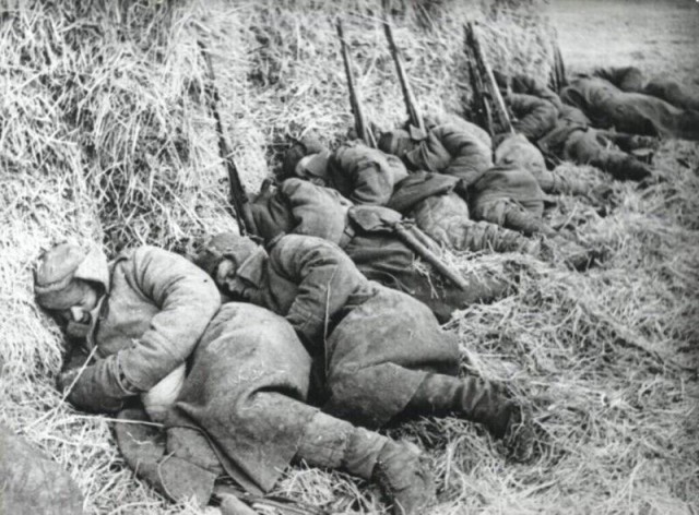 Как бойцы Красной армии выживали зимой, ночуя на снегу?
