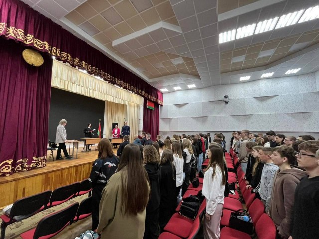 В беларусском колледже перед студентами провели показательный суд над мужчиной за «оскорбление» Лукашенко