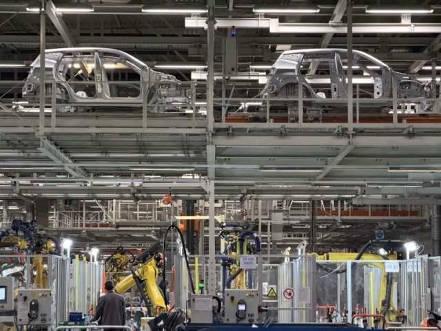 На бывшем российском заводе Volkswagen запускают ещё один кроссовер. Tenet T4L получил три экрана