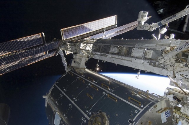 Экскурсия в открытый космос рядом с МКС