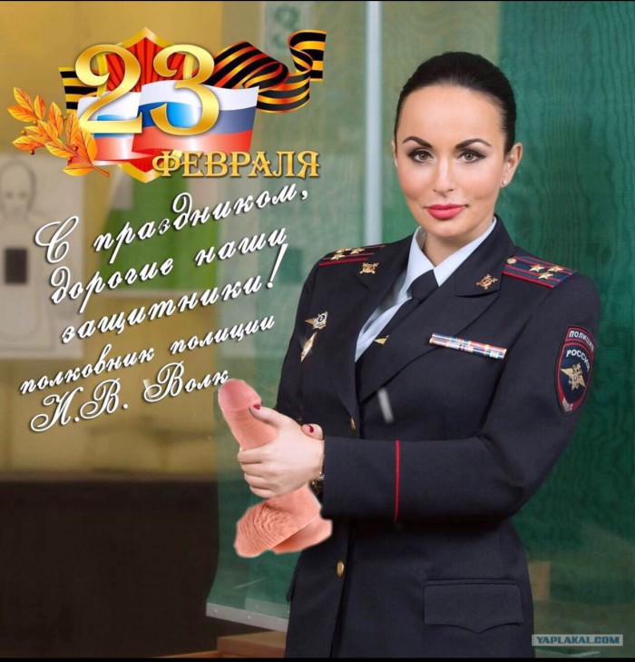 Она оружие первый раз в руках держит?
