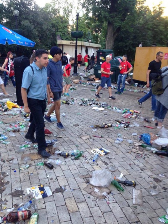 Британские болельщики оставили после себя в киевском парке Шевченко горы мусора