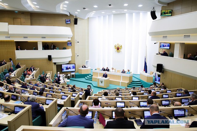 Совет Федерации одобрил закон о повышении пенсионного возраста. Теперь его должен подписать президент