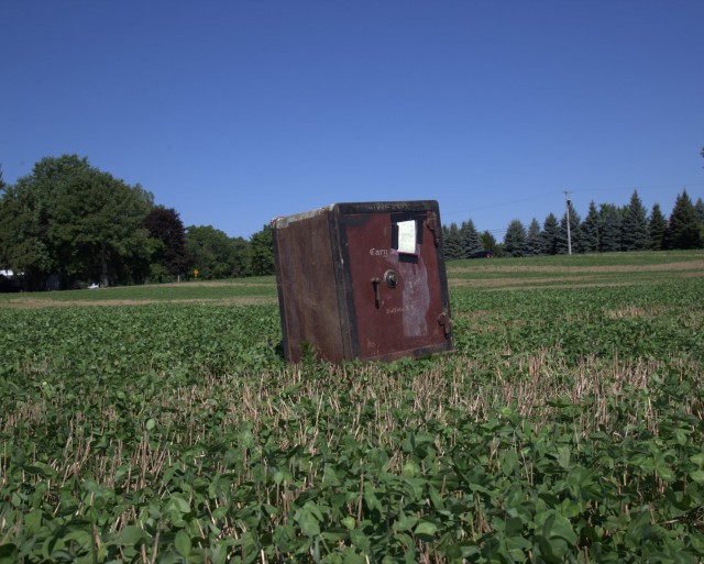 Таинственный сейф, обнаруженный посреди поля в штате Нью-Йорк