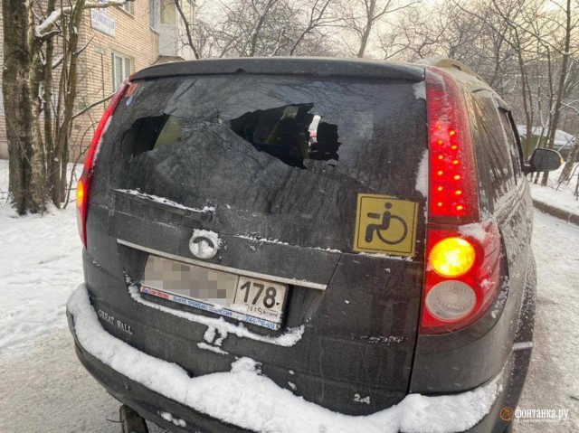 Таксист открыл стрельбу на юге Петербурга во время дорожного конфликта. Очевидцы не испугались и задержали его