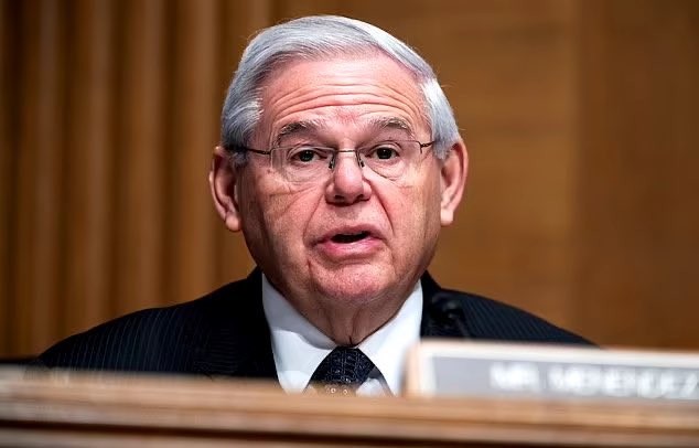 Американского сенатора, автора антироссийских санкций, обвинили в коррупции