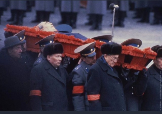 Кто, кто?! Ильич в пальто!