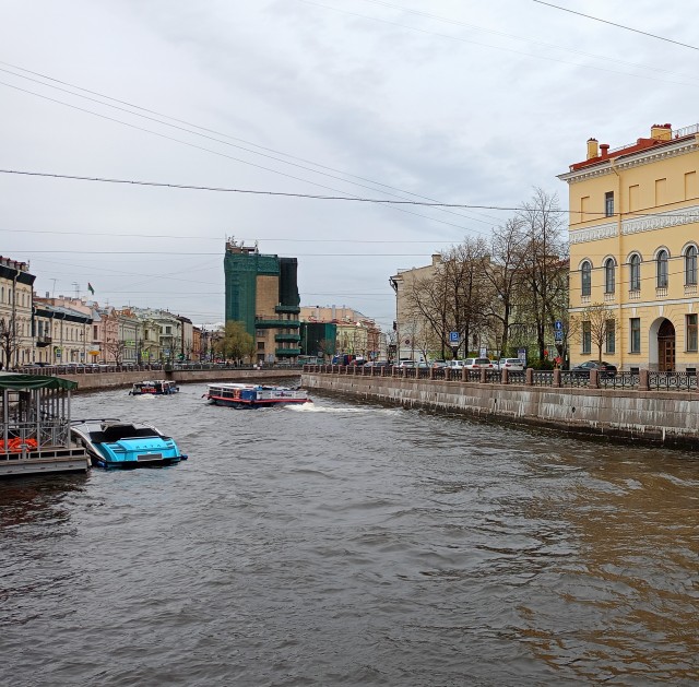 Компания упырей устроила гонки по каналу Грибоедова в Петербурге
