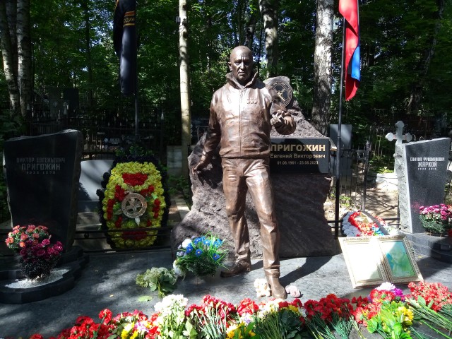 Памятник Героям России Евгению Пригожину и Дмитрию Уткину открыли на Николаевском кладбище в пригороде Самары рядом с могилами бойцов ЧВК «Вагнер»