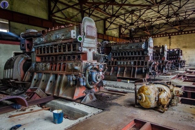 Огромные дизели 33 года ржавеют брошенными на Чукотке