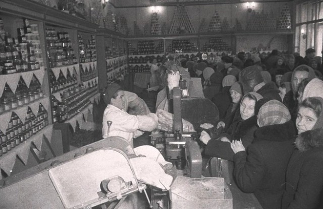 Шопинг по-советски: что продавали в куйбышевских магазинах 70 лет назад