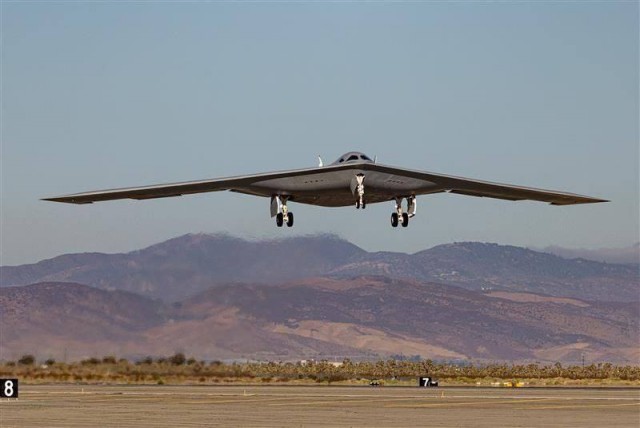 Второй стратегический  бомбардировщик B-21A "Raider" совершил первый полёт