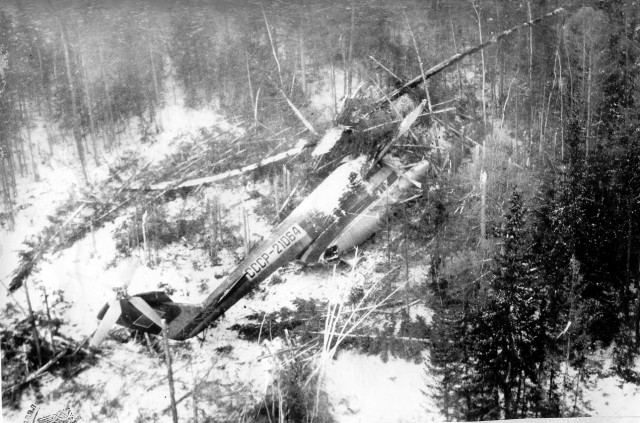 Золотая осень и чёрная вода: как выглядит заброшенный Ми-6 на Ямале