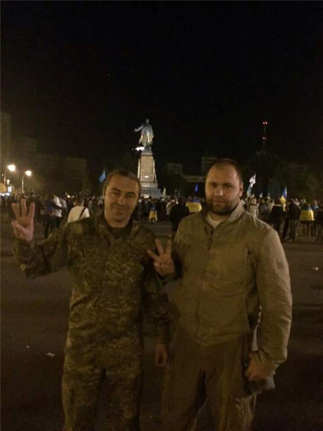 Опять украинцы к памятнику пристают