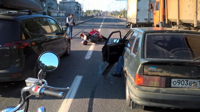 Смаркнулся и завалил байкера...