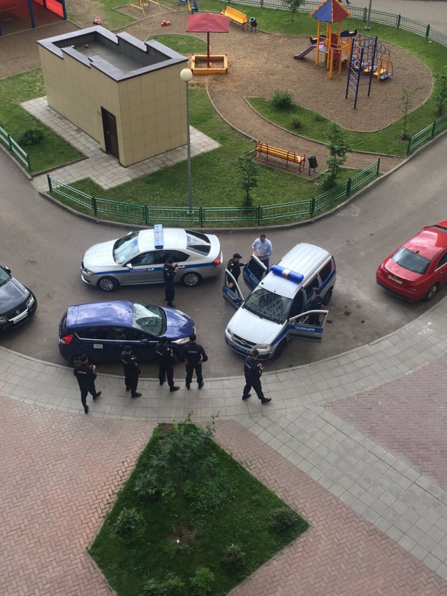 Навального задержали в подъезде его дома в Москве