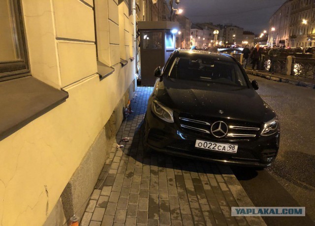 В Петербурге врач с пистолетом набросился на женщину с ребенком