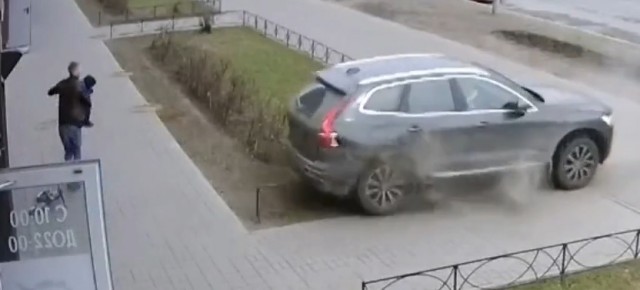 "Пешеходы взмыли вверх": Момент жесткого ДТП в Тюмени попал на видео
