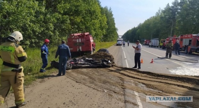 На трассе Ижевск - Воткинск грузовик с песком опрокинулся на «Ладу Гранту»