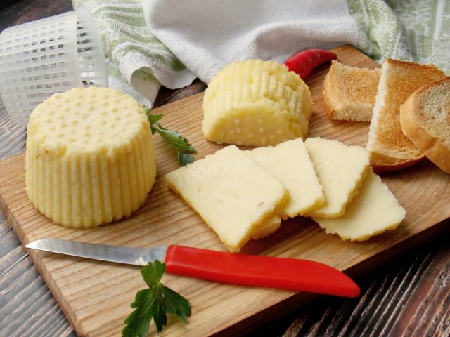 Российские сыровары, продающие свой сыр на 25-50% дороже аналогичного импортного, жалуются на свою жизнь и обосновывают цены