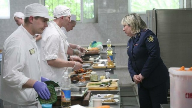 Сотрудники ФСИН опечатали комнату вместе с живущей в ней пенсионеркой.