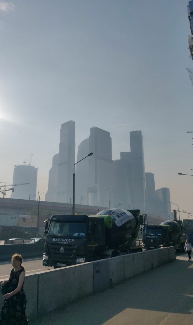 На видео — природный пожар в Рязанской области, дым от которого дошёл до Москвы. И Москва покрыта смогом