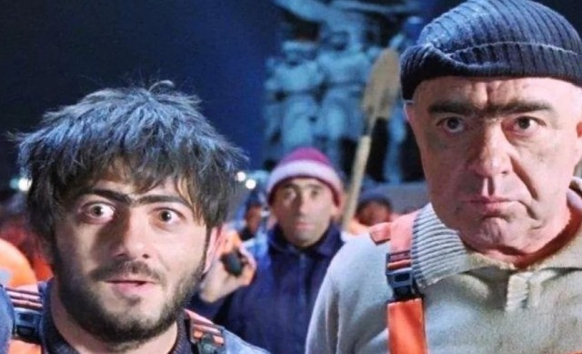Экоактивист приклеил себе руку к асфальту так, что может лишиться кисти