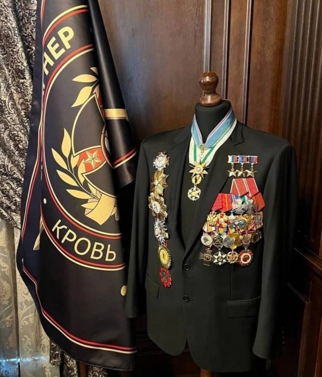 "Повесил свой сюртук на спинку стула музыкант.." ©