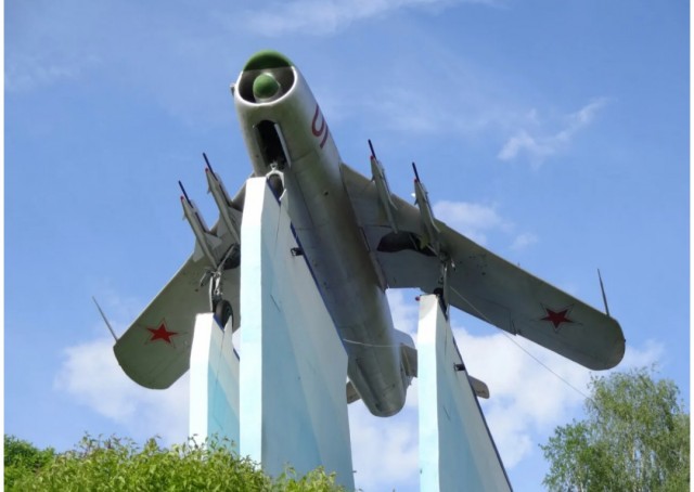 В западных соцсетях завирусился кадр с гигантской ракетой прямо во дворе — речь о памятнике «Союз-У» в Байконуре