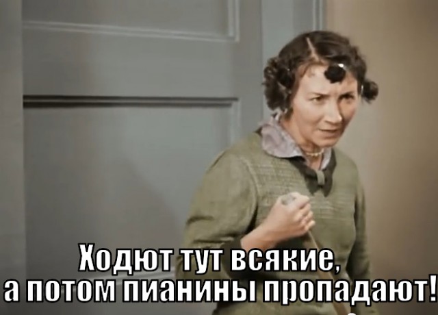 Парень в аэропорту проходил мимо рояля,, и решил сыграть...