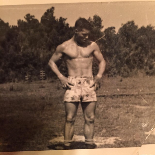 Бабушка показала фото деда в моем возрасте.