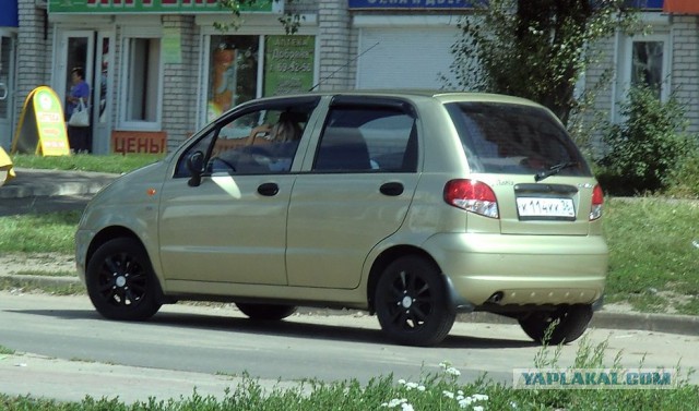 Блондинка в Воронеже на встречке разбила каблуком лобовое стекло