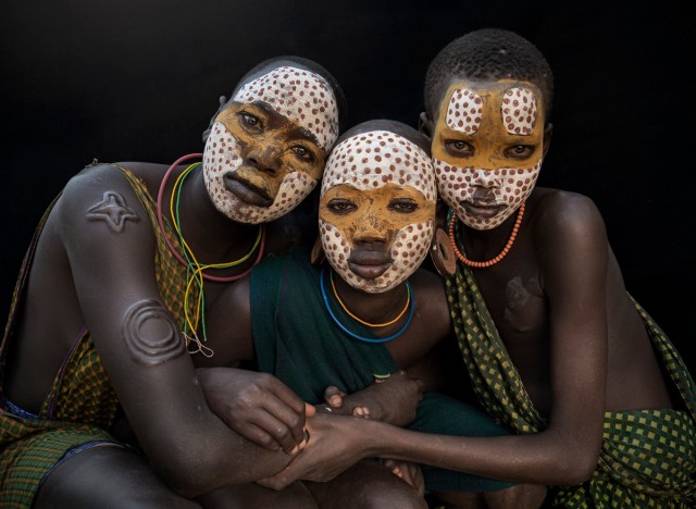 Колоритные фото представительниц племени Сури из Эфиопии