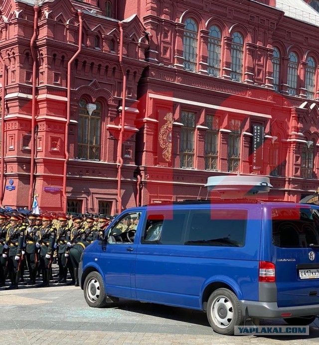 Солдат разбил стекла машины ФСО перед парадом на Красной площади