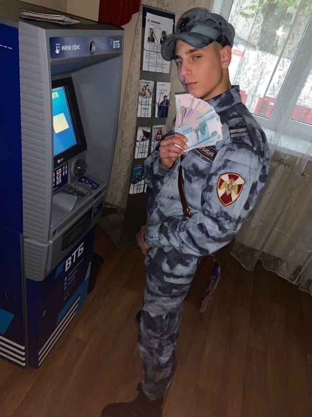 В Петербурге полицейский ударил женщину с ноги