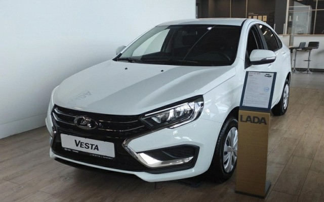 «Без допов никак». Почему Lada Vesta не купить по официальным ценам