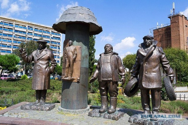 Скромный памятник на кладбище в месте захоронения любимого актера Евгения Леонова