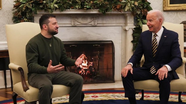 Президент США в ситуационном центре и впервые в камуфляже