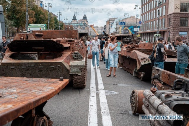 Выставка подбитой техники в СПб