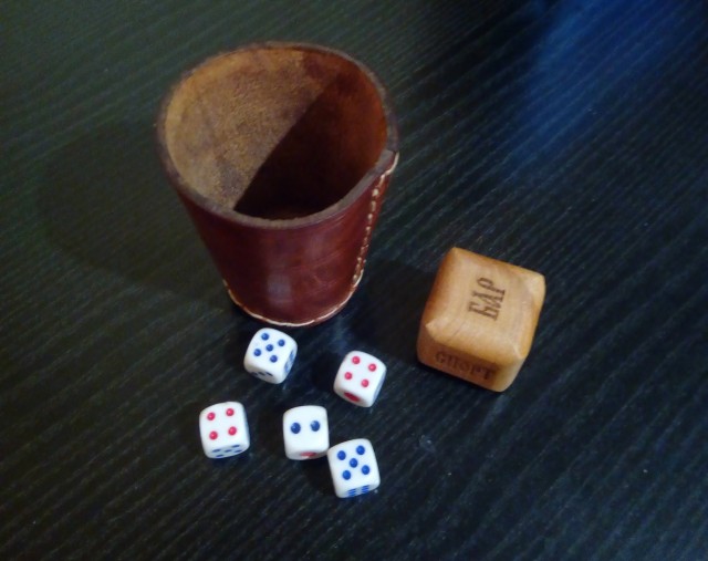 Сувенирная игральная кость из латуни