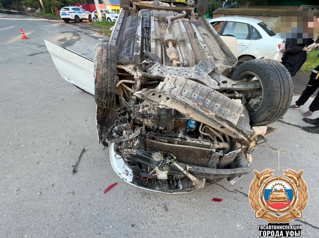 В Уфе пьяный водитель врезался в бетоннное ограждение и опрокинул авто