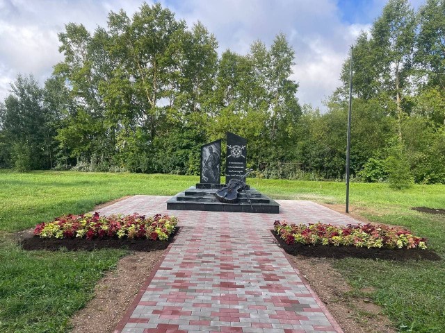 Мемориал, построенный волонтёрами на свои средства.