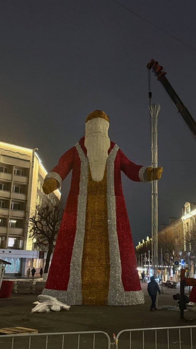 Чудовища на городской площади славного города Орла продолжают размножаться.
