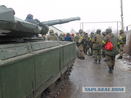 Танковое сражение идет между «Азовом» и ополчением