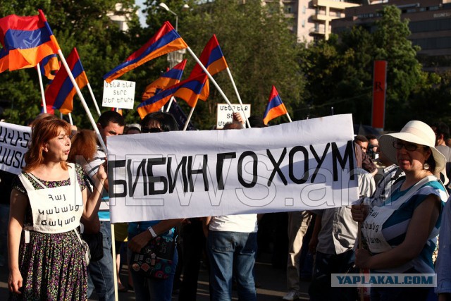 Разгон майдана в Ереване водометами